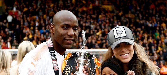 Benik Afobe s partnerkou a matkou jeho dcery Amory po vítězství v anglické druhé lize