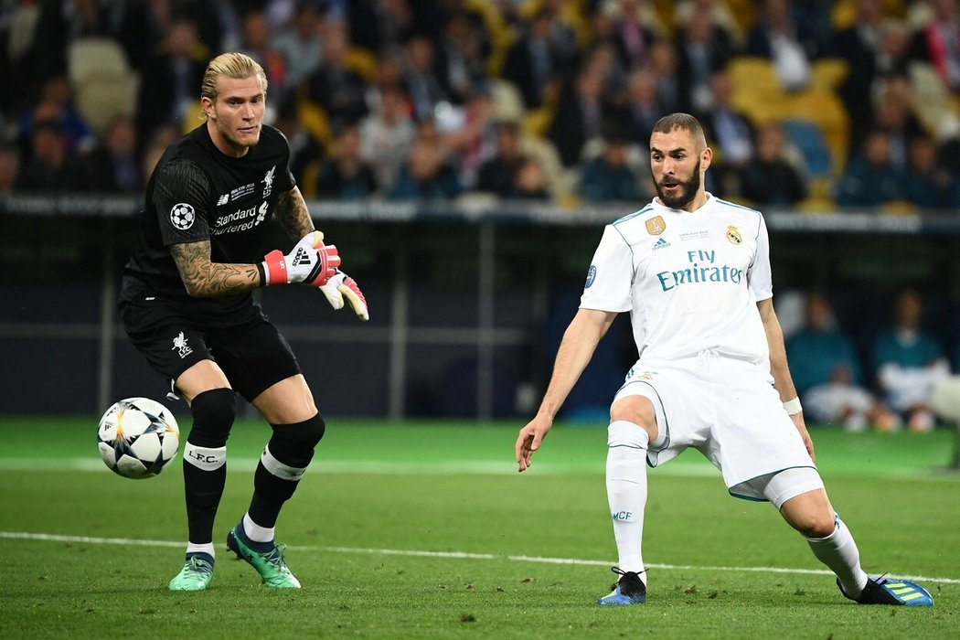 Karim Benzema posílá míč do sítě po chybě Kariuse ve finále Ligy mistrů