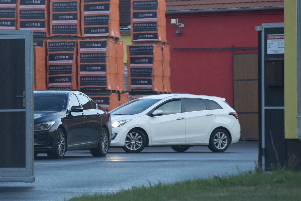 Čtvrtek 10. září, 17:16. Nýřany u Plzně, stavebniny. Nikol parkuje po rychlé jízdě na dvoře stavebnin, kde už parkuje Roman Berbr