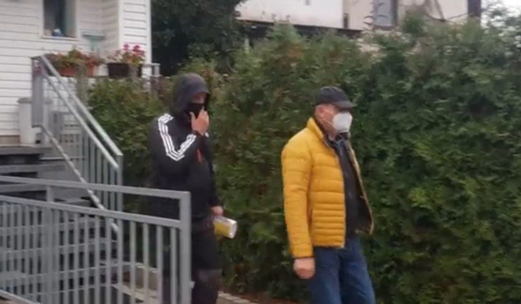 Takhle vypadalo dnešní zatýkání Romana Berbra, místopředseda FAČR ve žluté bundě (Zdroj: sport.cz)