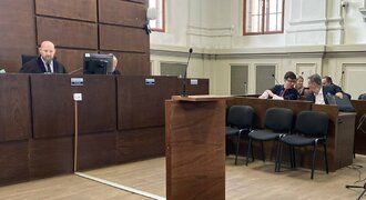 Vzrušená debata u soudu s Berbrem. Soudce: Nebudu poslouchat invektivy