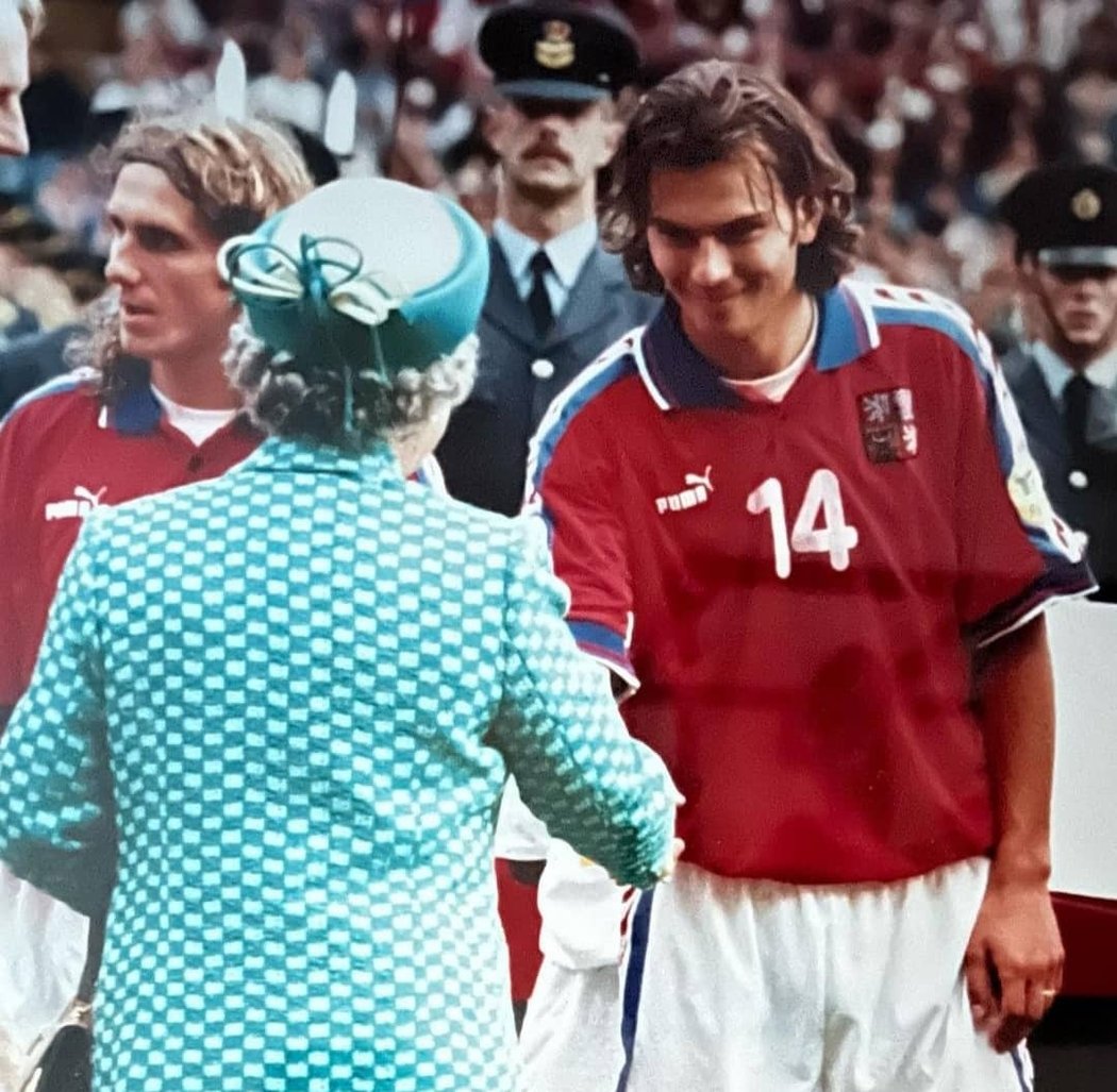 Královna Alžběta II. se v roce 1996 setkala s českými fotbalisty. Na snímku s Patrikem Bergerem