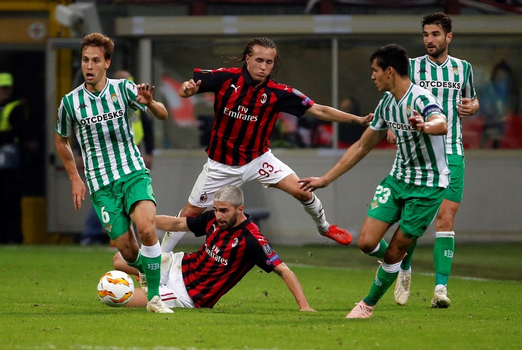 Sergio Canales (vlevoú) prchá hráčům milánského AC.