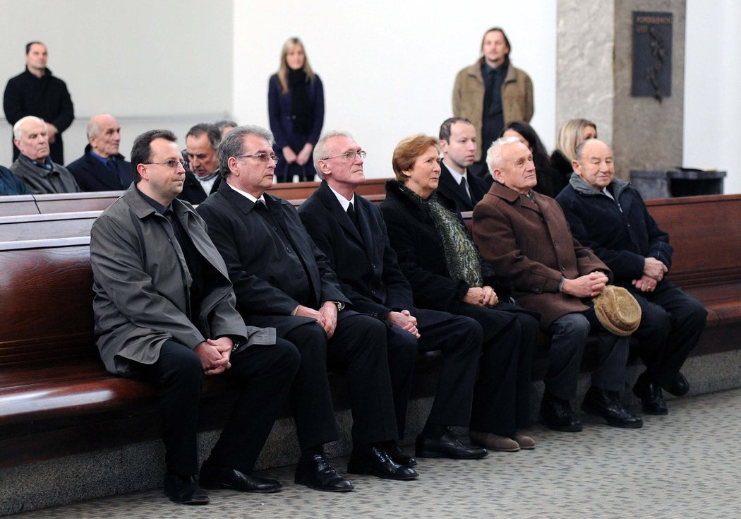 Pohřbu se zúčastnil i syn Ivan Bican (třetí zleva)