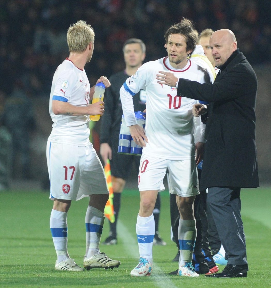 Trenér české fotbalové reprezentace Michal Bílek debatuje s Tomášem Rosickým během utkání v Arménii