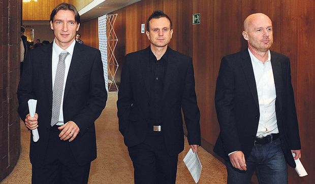 Šmicer, Svěcený a Michal Bílek v elegantních oblecích. Šmicer, Svěcený a Michal Bílek v elegantních oblecích.