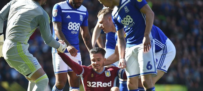 Jack Grealish z Aston Villy skončil na zemi poté, co ho pěstí udeřil jeden z fanoušků Birminghamu