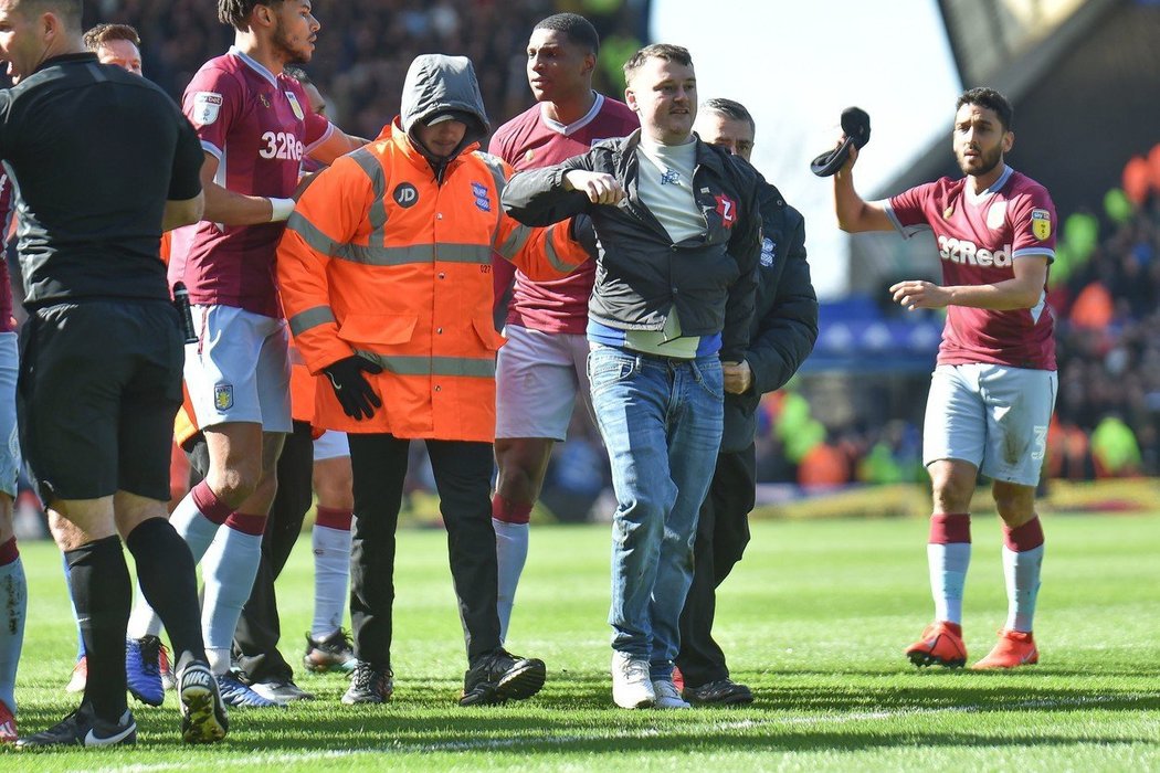 Fanoušek Birminghamu, který udeřil pěstí Jacka Grealishe z Aston Villy, je vyváděn z hrací plochy