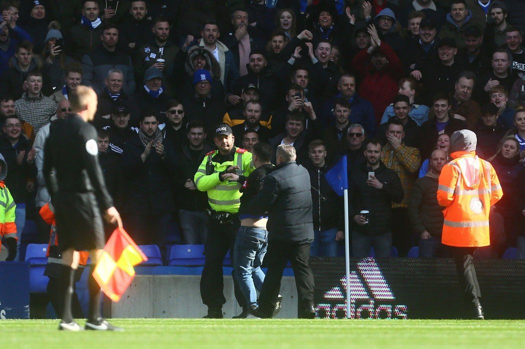 Fanoušek Birminghamu, který udeřil pěstí Jacka Grealishe z Aston Villy, je vyváděn z hrací plochy