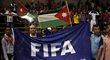 Lidé, kteří protestovali proti zvolení Blattera prezidentem FIFA