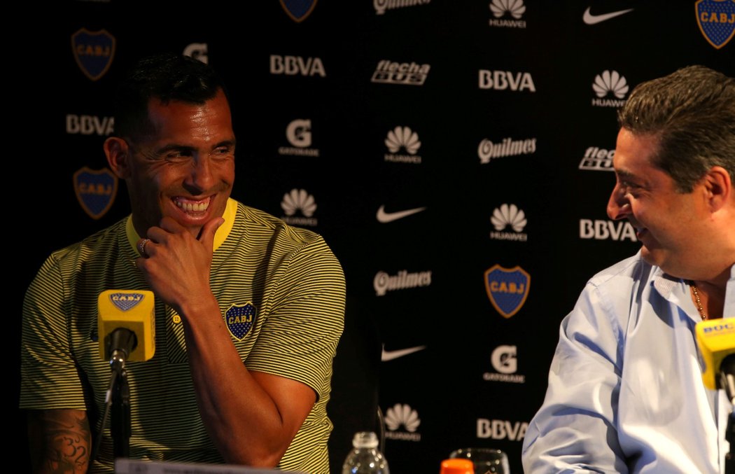 Carlos Tévez při tiskové konferenci