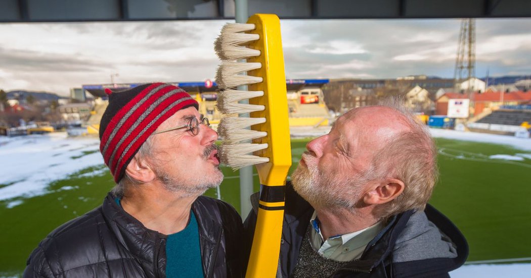 Obří žlutý kartáček je jedním ze symbolů fanoušků norského Bodö/Glimt