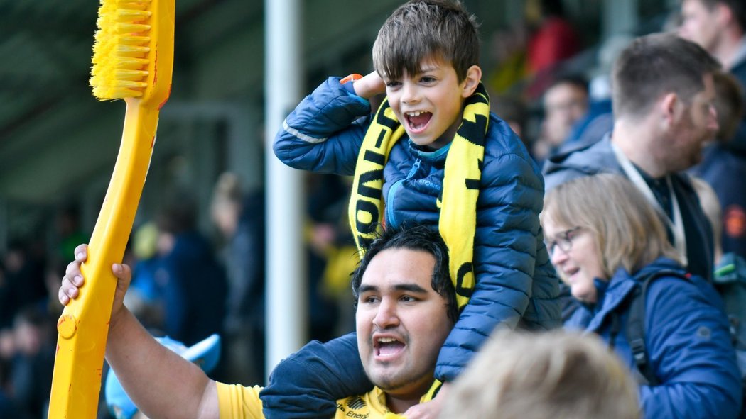 Obří žlutý kartáček je jedním ze symbolů fanoušků norského Bodö/Glimt