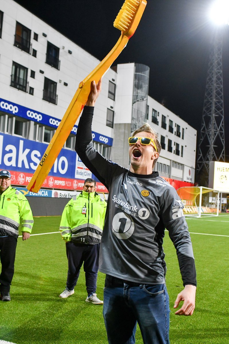 Obří žlutý kartáček je jedním ze symbolů fanoušků norského Bodö/Glimt