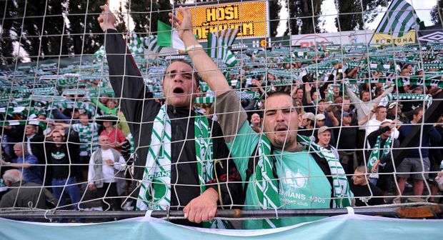 Fanoušci Bohemians 1905 slaví vítězství nad Českými Budějovicemi Fanoušci Bohemians 1905 slaví vítězství nad Českými Budějovicemi