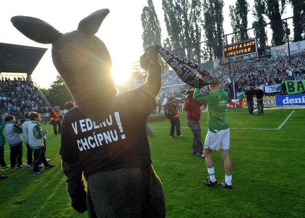 Emotivní rozlučka s Ďolíčkem - maskot klokana má zepředu na kapse nápis Patřím do Ďolíčku, vzadu pak.. V Edenu chcípnu Emotivní rozlučka s Ďolíčkem - maskot klokana má zepředu na kapse nápis Patřím do Ďolíčku, vzadu pak.. V Edenu chcípnu