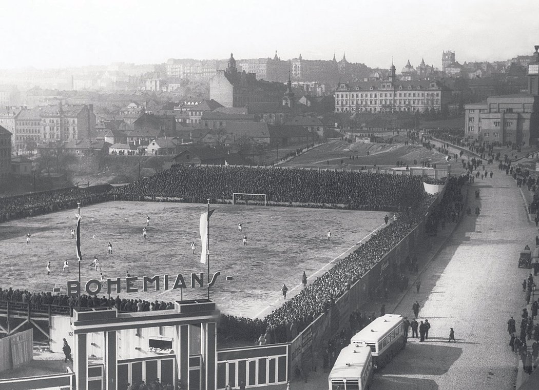 Stadion byl otevřen jako Dannerův (podle Zdeňka Dannera, který se zasloužil o jeho výstavbu) na Velikonoce 1932, přesně 27. března.