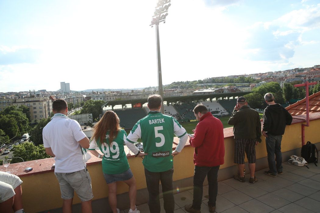 Krásná fotbalová panoramata nabízí nejeden balkon a nejedna terasa v pražských Vršovicích. V době uzavřených stadionů se prostory s výhledem na trávník Klokanů stávají cennou komoditou.