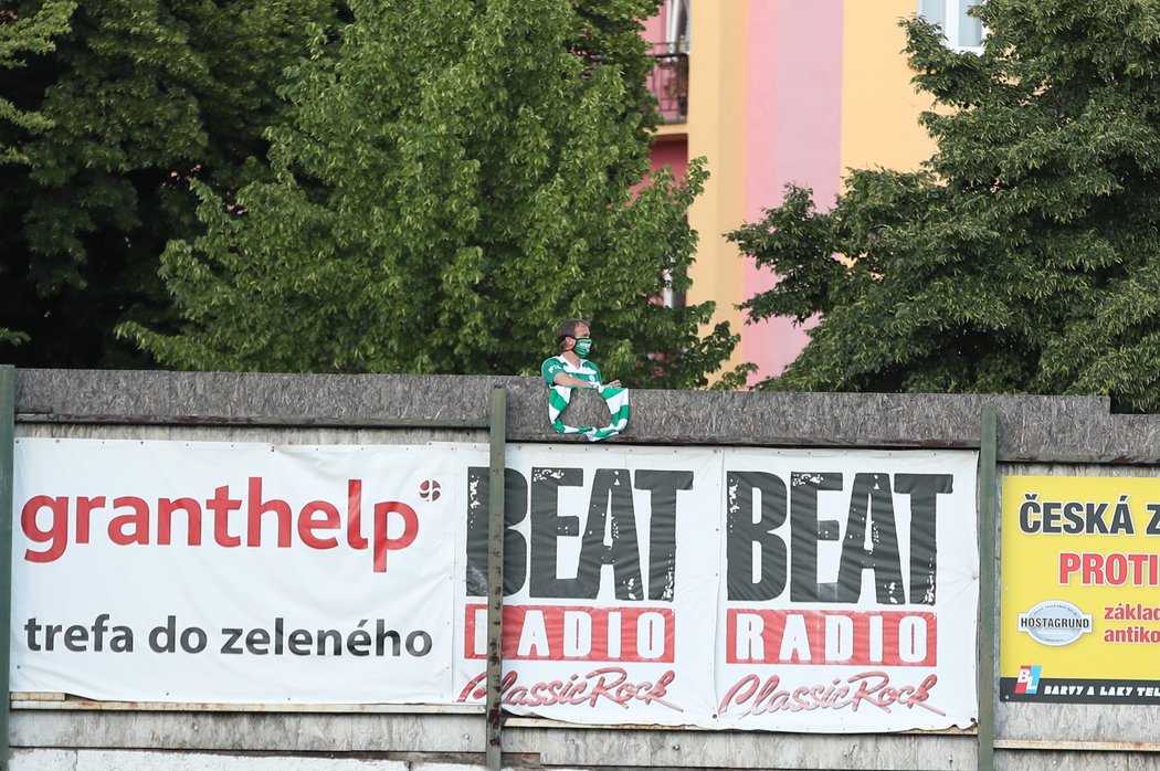 Fotbalová Bohemka je jeden z mála klubů, který nabízí výhled na fotbalový trávník, i pokud nemáte zakoupenou vstupenku na tribunu. V časech koronavirových opatření dostává tento fakt nespočet důkazů.