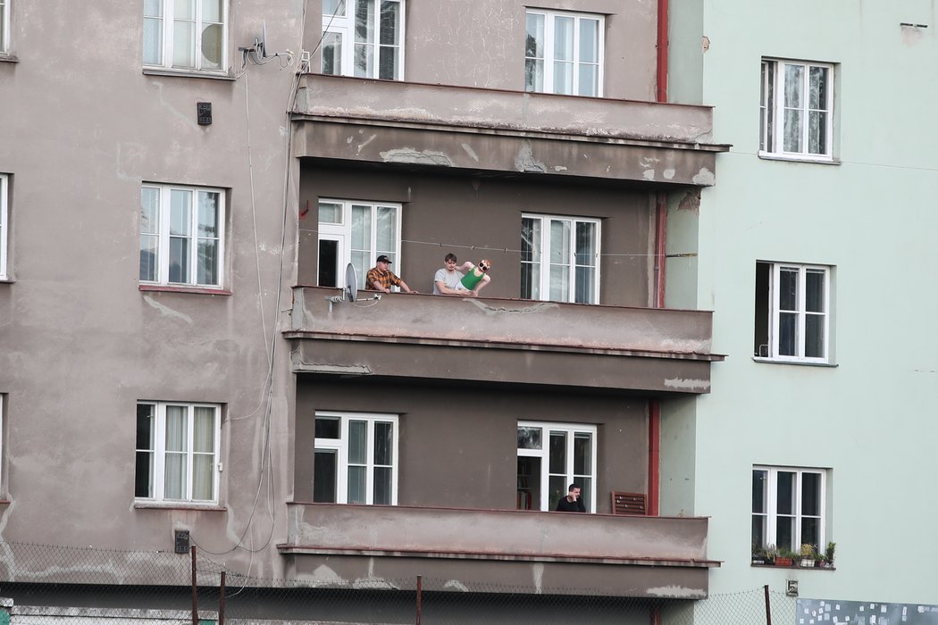 Zápasy Bohemians se sledující z balkonu standardně, nejen v mimořádné době.