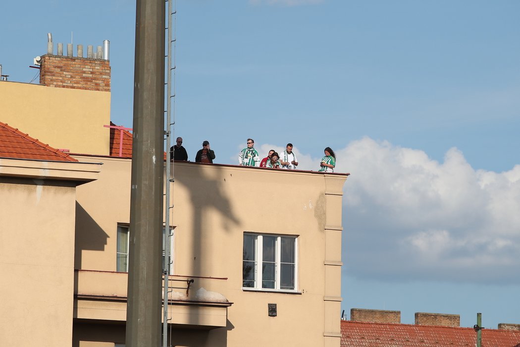 Krásná fotbalová panoramata nabízí nejeden balkon a nejedna terasa v pražských Vršovicích. V době uzavřených stadionů se prostory s výhledem na trávník Klokanů stává cennou komoditou.