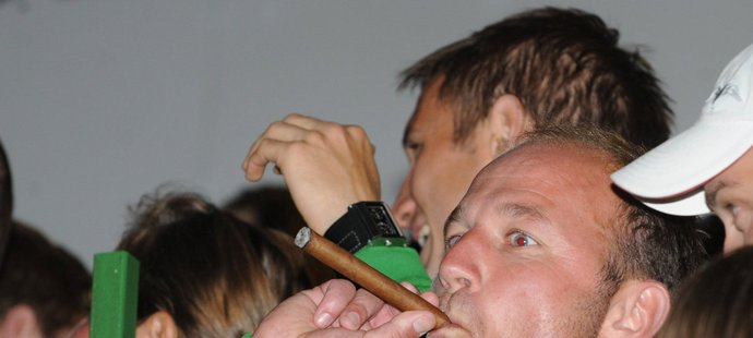 Trenér Pavel Hoftych kouří vítězný doutník.
