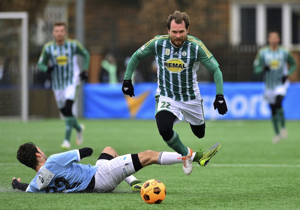 Vědci varují před rizikem demence často hlavičkujících fotbalistů.