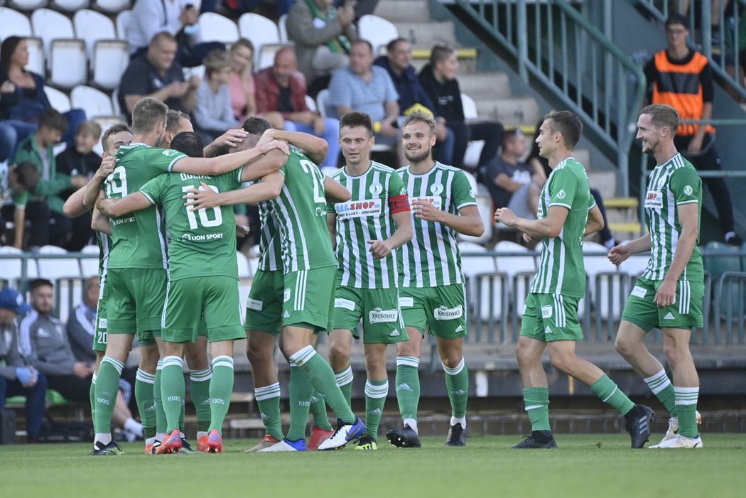 Fotbalisté Bohemians se radují ze vstřelené branky v duelu s Olomoucí