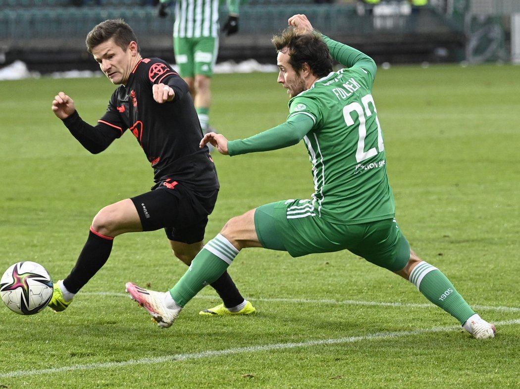 Jablonecký záložník Václav Pilař se probijí přes obránce Bohemians