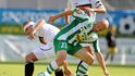 Jablonecký Tomáš Huber (vlevo) a Luděk Zelenka z Bohemians v souboji