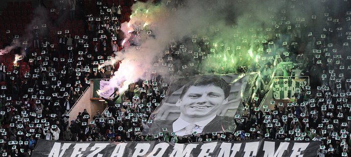Fanoušci Bohemians roztáhli vzpomínkový transparent na čest památky Lukáše Přibyla