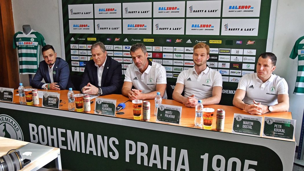 Trenér Bohemians Luděk Klusáček (uprostřed) na tiskové konferenci před startem jarní části FORTUNA:LIGY