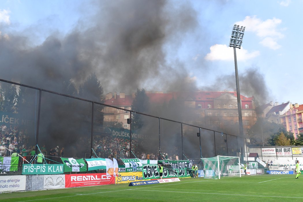 Fanoušci Bohemians v úvodu utkání s Libercem odpálili pyrotechniku