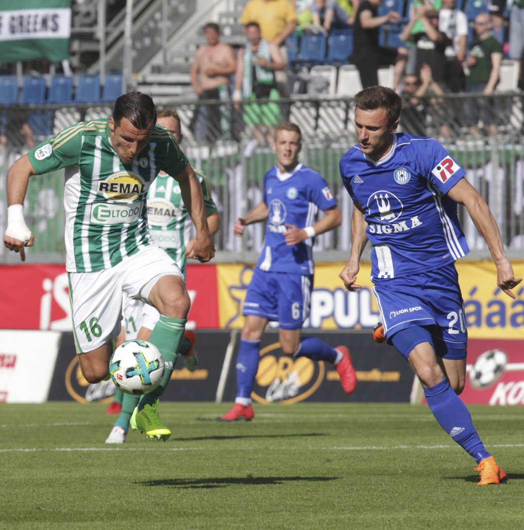 Martin Dostál z Bohemians a Šimon Falta z Olomouce v souboji