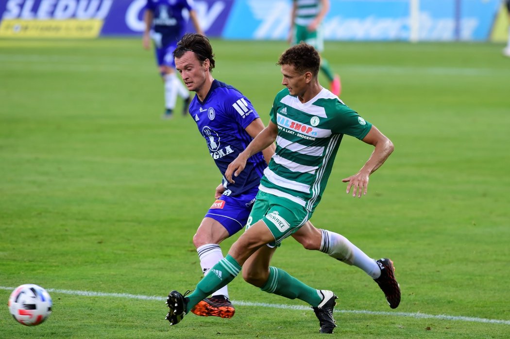 Zleva Martin Nešpor z Olomouce a Lukáš Hůlka z Bohemians v utkání FORTUNA:LIGY