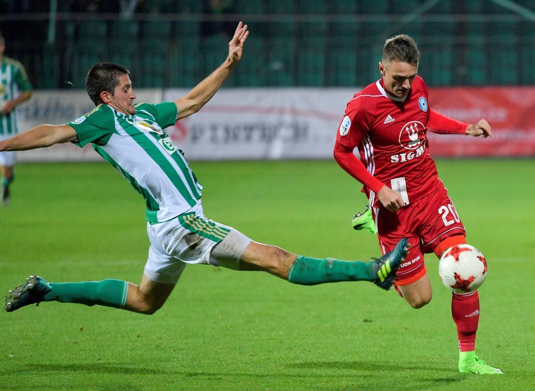 Zleva Michal Šmíd z Bohemians a Šimon Falta z Olomouce