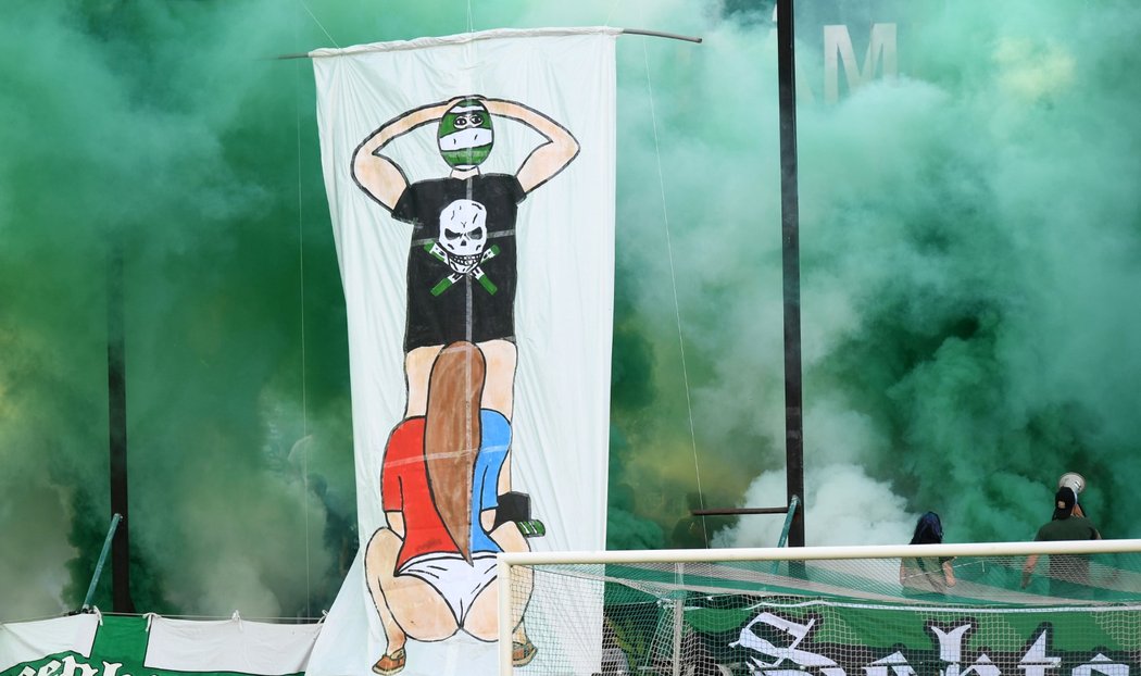 Transparent domácích fanoušků během utkání s Plzní