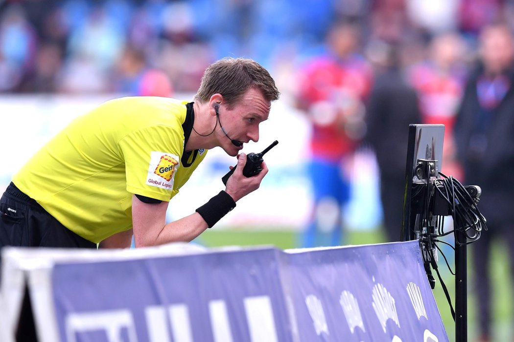 Hlavní rozhodčí Ondřej Berka přezkoumává situaci, kdy zahrál rukou ve vápně plzeňský Jakub Brabec. Následně nařídil penaltu, kterou neproměnil Josef Jindřišek