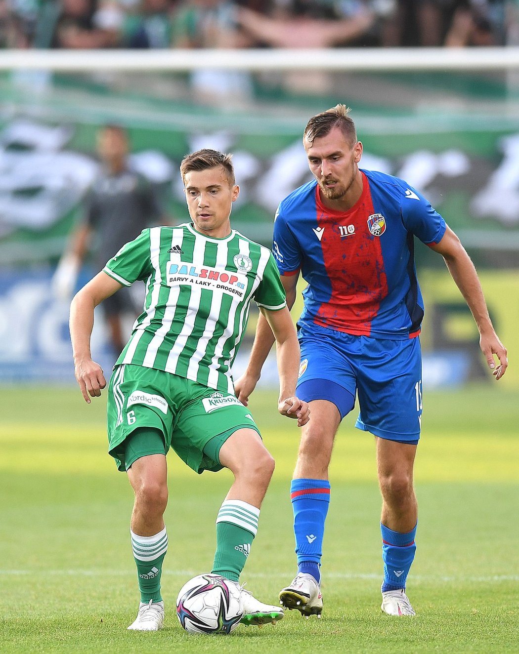 Vladimir Ljovin (vlevo) a Tomáš Chorý (vpravo) během souboje o míč