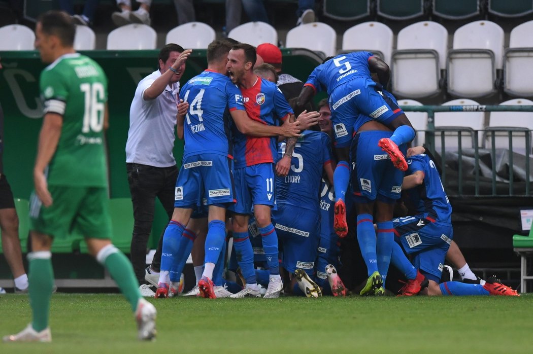 Fotbalisté Plzně se radují ze vstřelené branky do sítě Bohemians