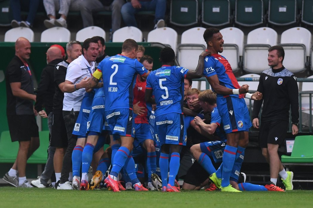 Fotbalisté Plzně se radují ze vstřelené branky do sítě Bohemians