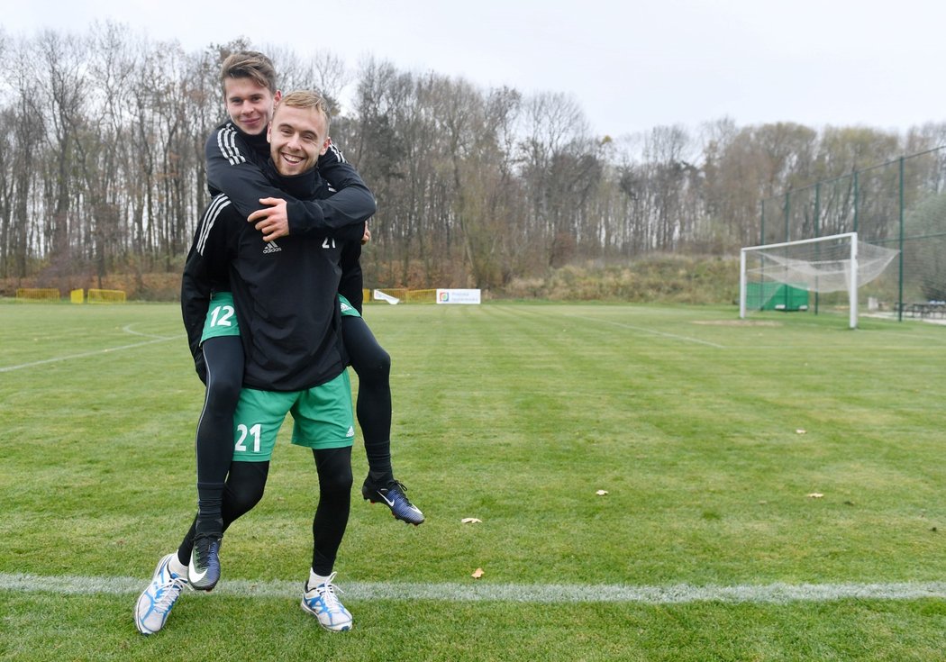 Bratři Haškové Martin (vpředu) a Filip spolu poprvé nastupují v lize v jednom týmu. V Bohemians je navíc trénuje jejich otec