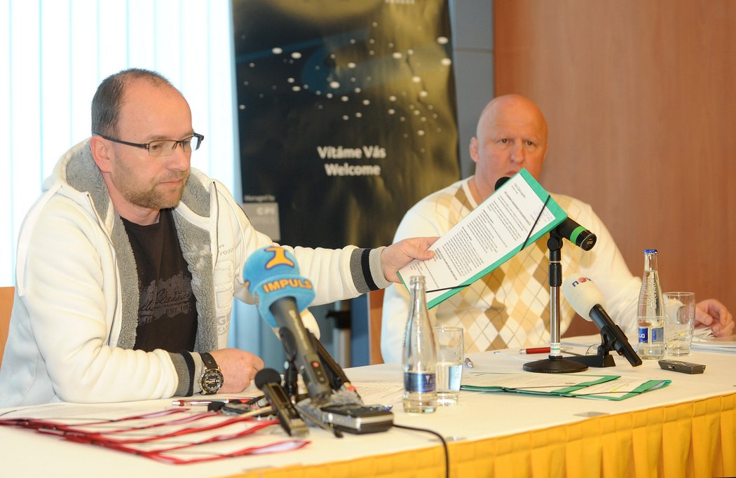 Představitelé Bohemians Praha Josef Jícha a Michal Vejsada (vpravo) s materiály pro novináře na TK.