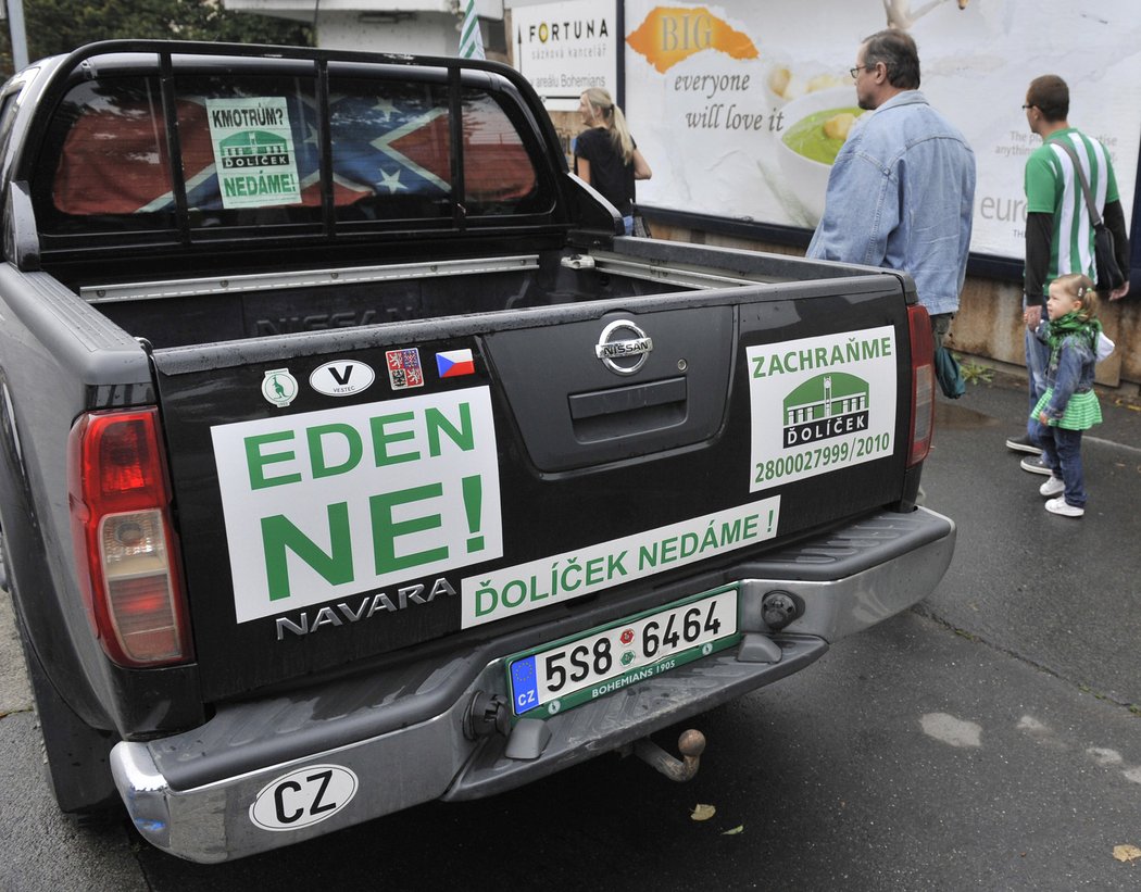 Auto vyzdobené bohemáckými nálepkami.