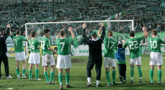 Retro dresy Bohemians v roce 2008, které byly vzpomínkou na jediný mistrovský titul ze sezony 1982/1983