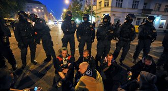 Policie zadržela 17 fanoušků Slavie a Bohemky