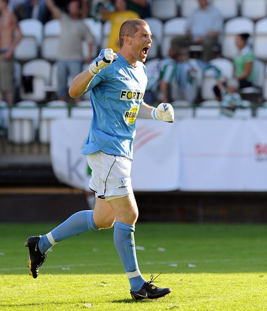 Radek Sňozík právě proměnil penaltu