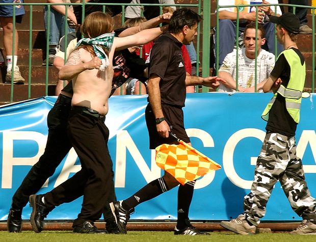 Napadení rozhodčího při zápase Bohemians - Sparta Napadení rozhodčího při zápase Bohemians - Sparta