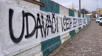 Zakázaná Tribuna štafle: fanoušci vytáhli pelíškovský vzkaz udavačům