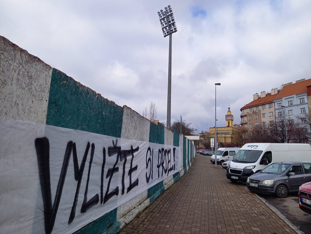 Na zdi Ďolíčku se objevil vzkaz fanoušků lidem, kterým se nelíbila Tribuna štafle